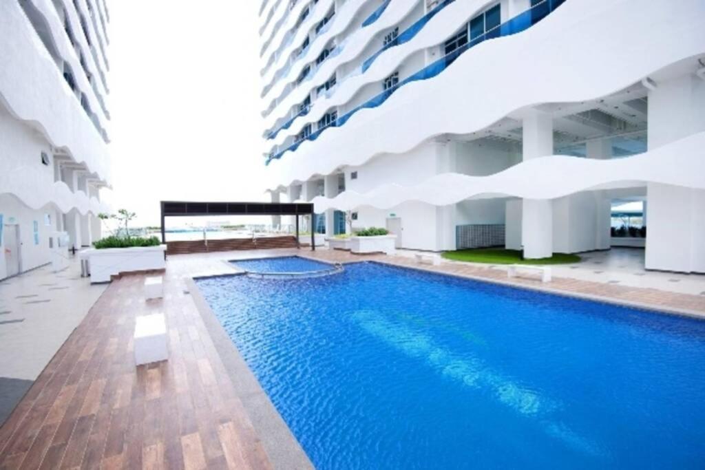 The Wave - Kota Laksamana -- Pool View -- 6 Pax Apartment Malacca Exterior photo